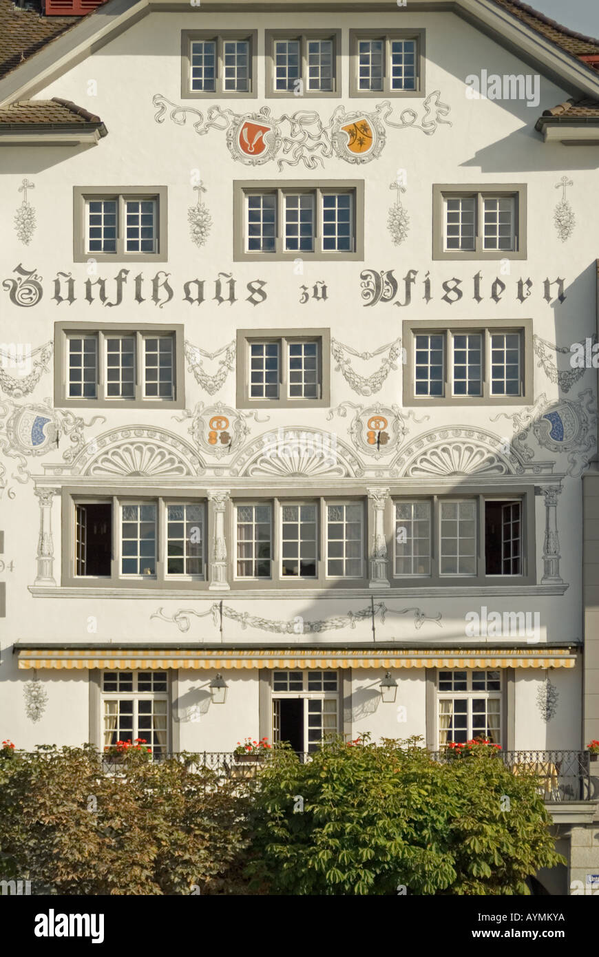 Luzern / Luzern, Schweiz. Pinienkernen Zu Pfistern Restaurant am Fluss Stockfoto