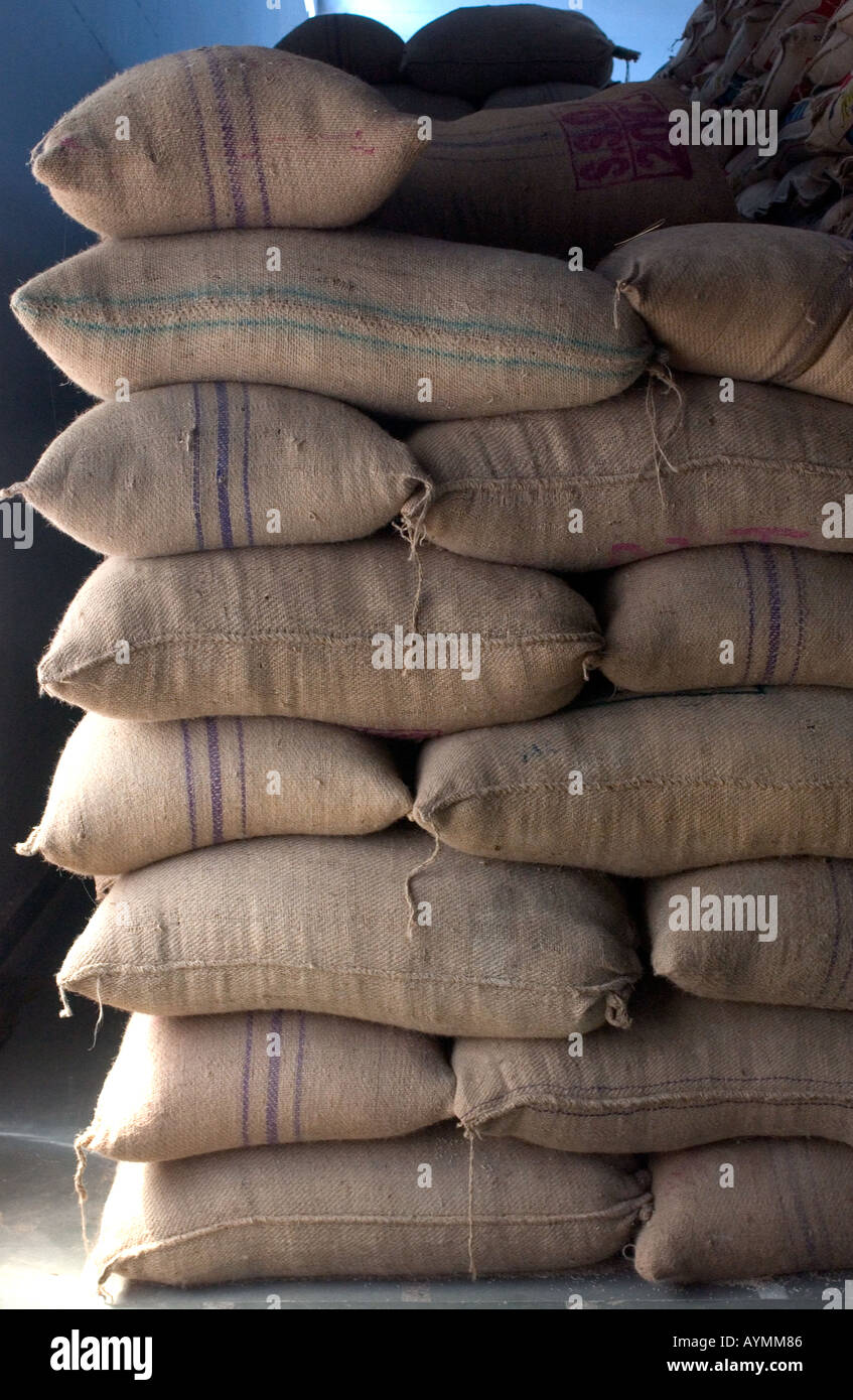 Reis-Säcke gestapelt in einem Stapel in einer Verarbeitungsanlage Reis Stockfoto