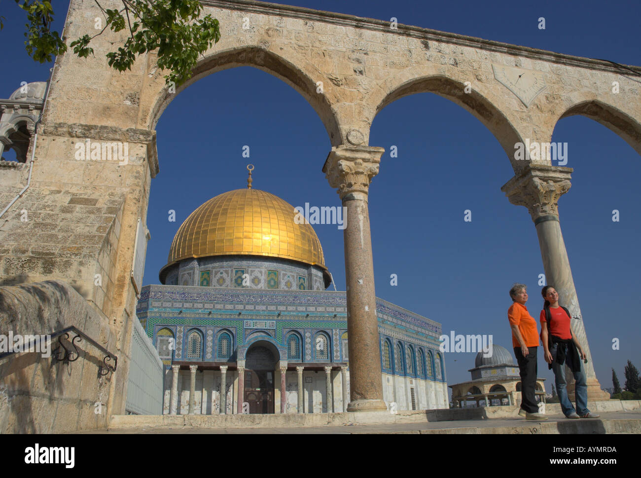 Israel Jerusalem alte Stadt Kuppel des Rock-Blick auf die Moschee über Stein Bögen mit 2 Frauen-Touristen Stockfoto