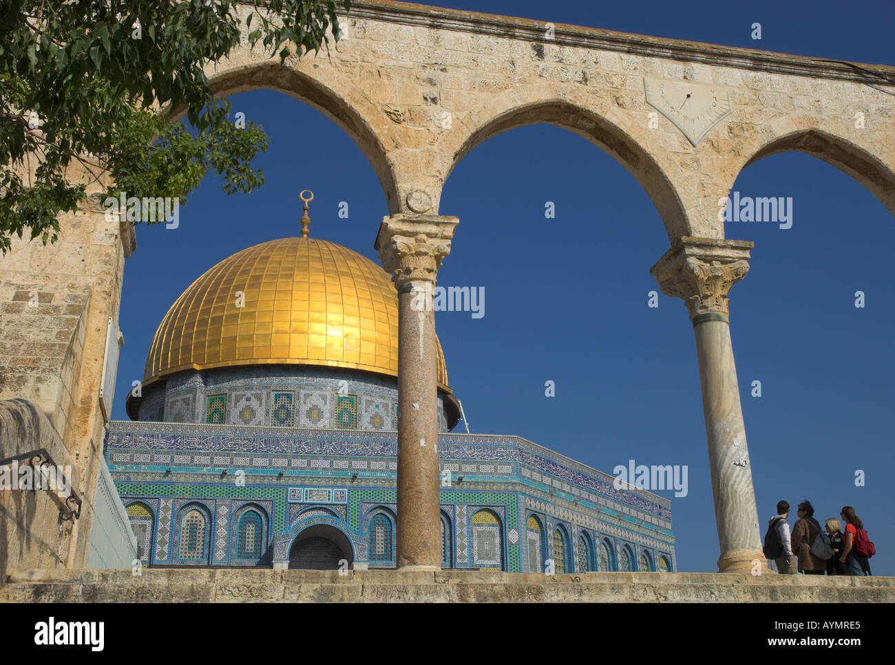 Israel Jerusalem alte Stadt Kuppel des Rock-Blick auf die Moschee über Stein Bögen mit Touristen Stockfoto
