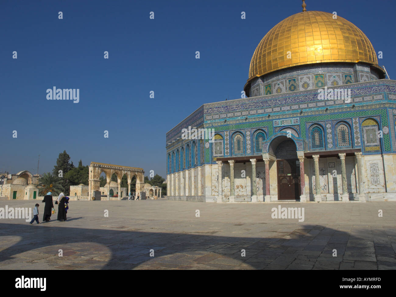Israel Jerusalem alte Stadt Kuppel des Rock-Blick auf die Moschee mit Bögen, Schatten und 2 Muslem Frauen und Kinder Stockfoto