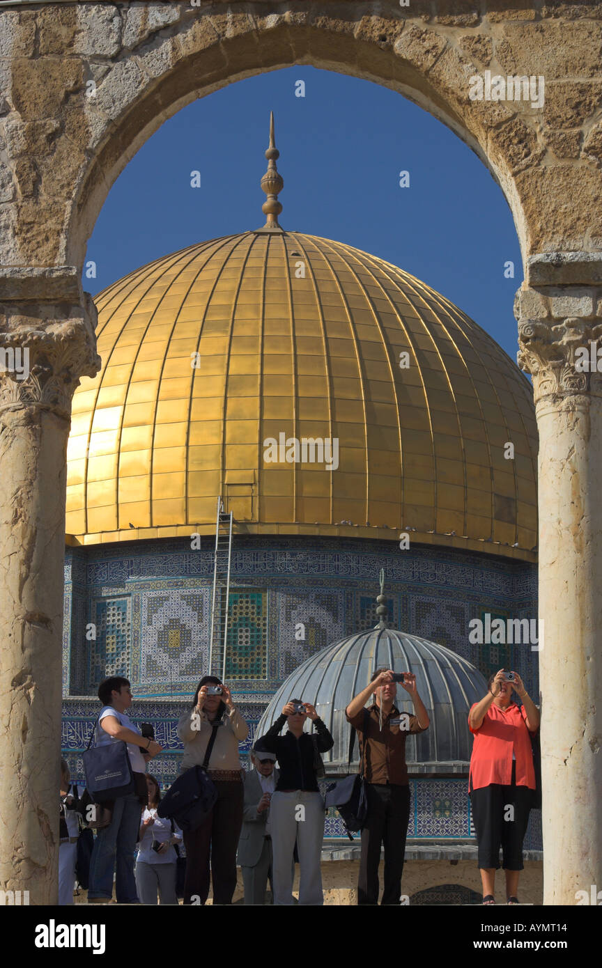 Israel Jerusalem alte Stadt Kuppel des Rock-Blick auf die Kuppeln über Stein mit Touristen fotografieren vertikale Bögen Stockfoto