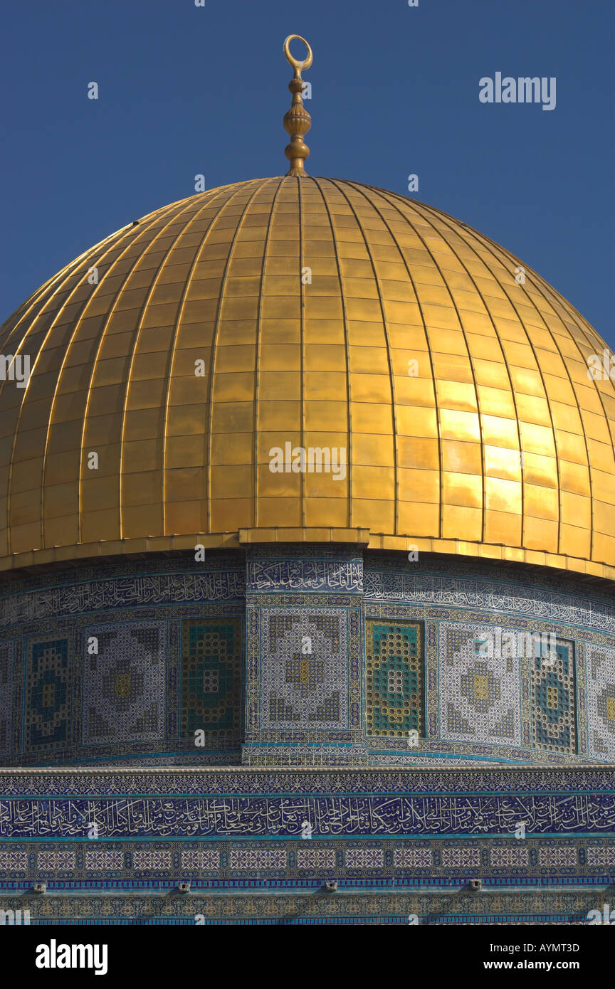 Israel Jerusalem alte Stadt Felsendom Nahaufnahme von goldenen Kuppel mit Fliesen Wände vertikale Stockfoto
