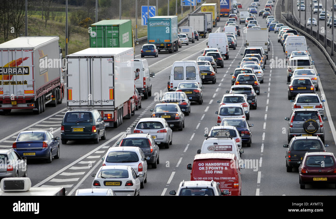 SCHWERLASTVERKEHR AUF DER NORTHBOUND M6 AUTOBAHN BEI AUSFAHRT 11, CANNOCK, STAFFORDSHIRE, IN DER NÄHE VON BIRMINGHAM. UK RE STAUS VERSCHMUTZUNG Stockfoto