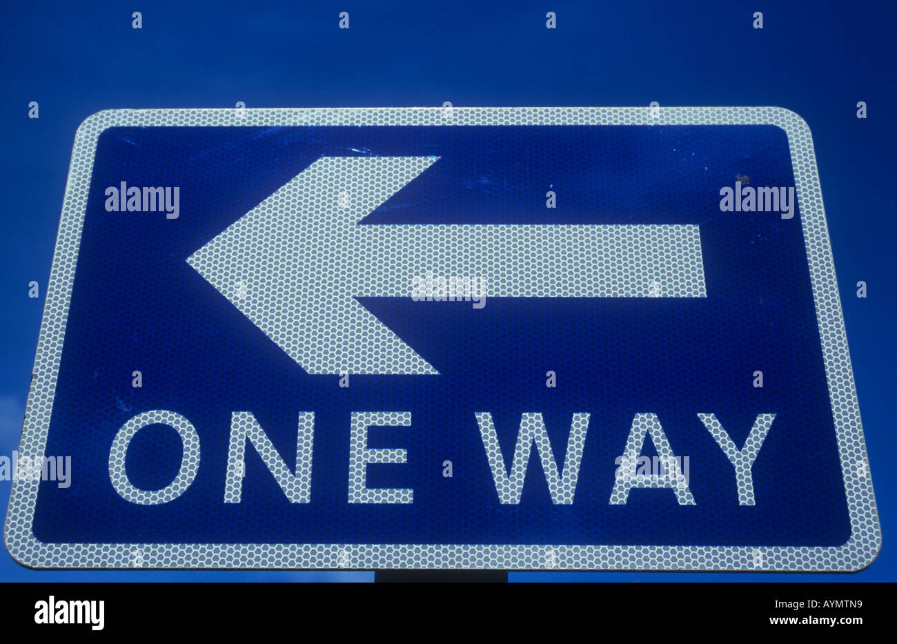 Nahaufnahme von blauen und weißen Roadsign unter blauem Himmel trübe mit Pfeil nach links zeigt und erklärt eine Möglichkeit Stockfoto