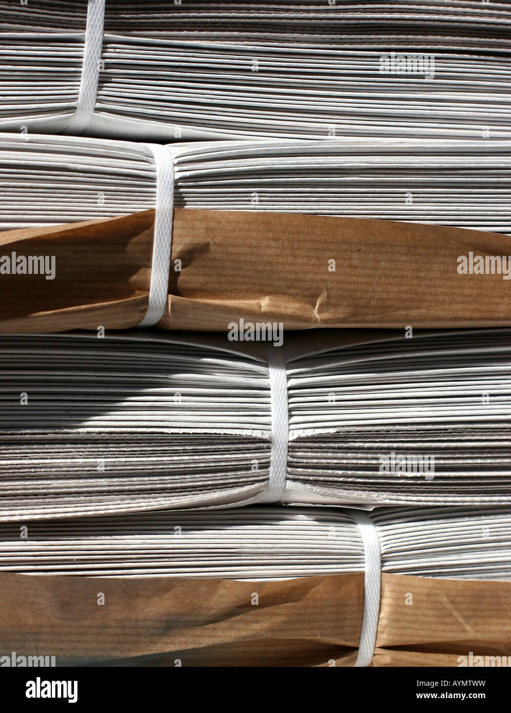 Stapel Zeitungen frisch aus der Druckerei Stockfoto