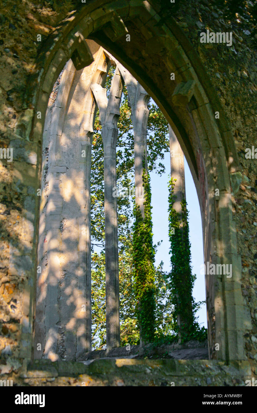 Fenster in verlassenen mittelalterlichen Kirche Tivetshall St Mary Norfolk England Stockfoto