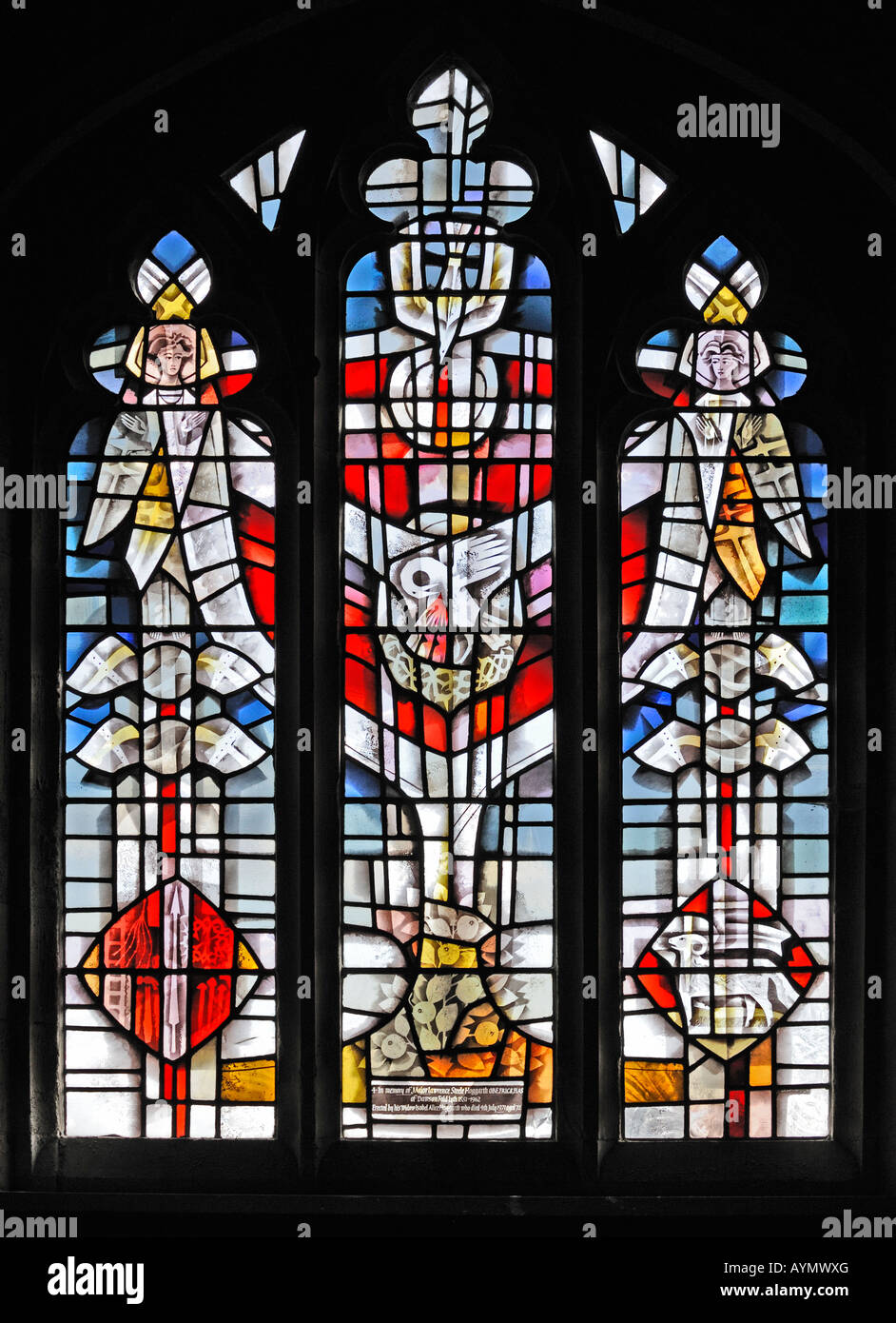 Denkmal-Fenster. Kirche der Heiligen Maria, Crosthwaite, Nationalpark Lake District, Cumbria, England, Vereinigtes Königreich, Europa. Stockfoto