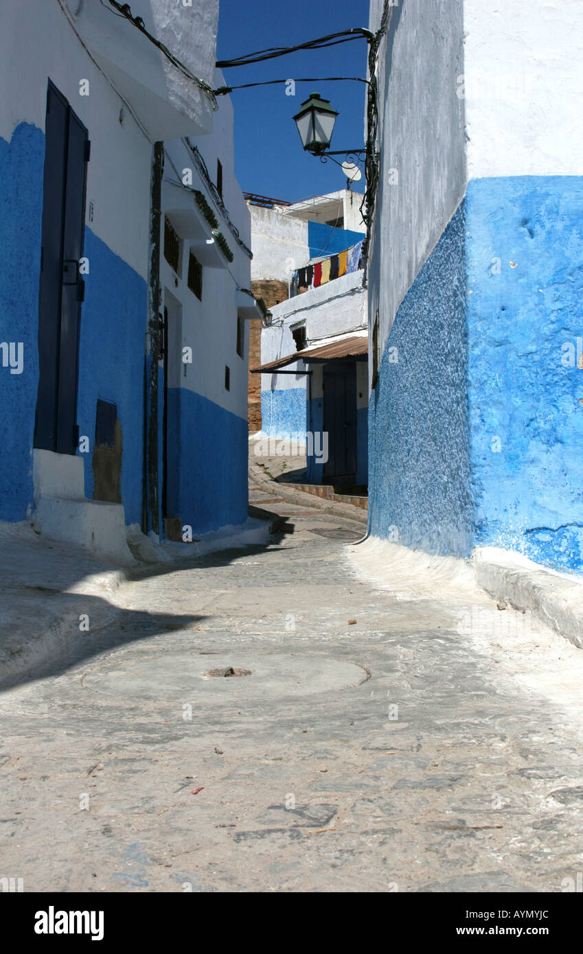 Schmale Straße mit Häusern Kalk gewaschen in blau oder weiß in der Oudaya Kasbah in Rabat, Marokko Stockfoto
