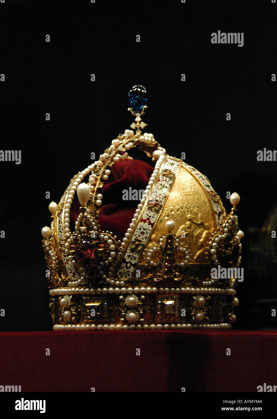 Goldene Krone des österreichisch-ungarischen Kaisers Rudolf II. in der Hofburg in Wien, Österreich. Stockfoto