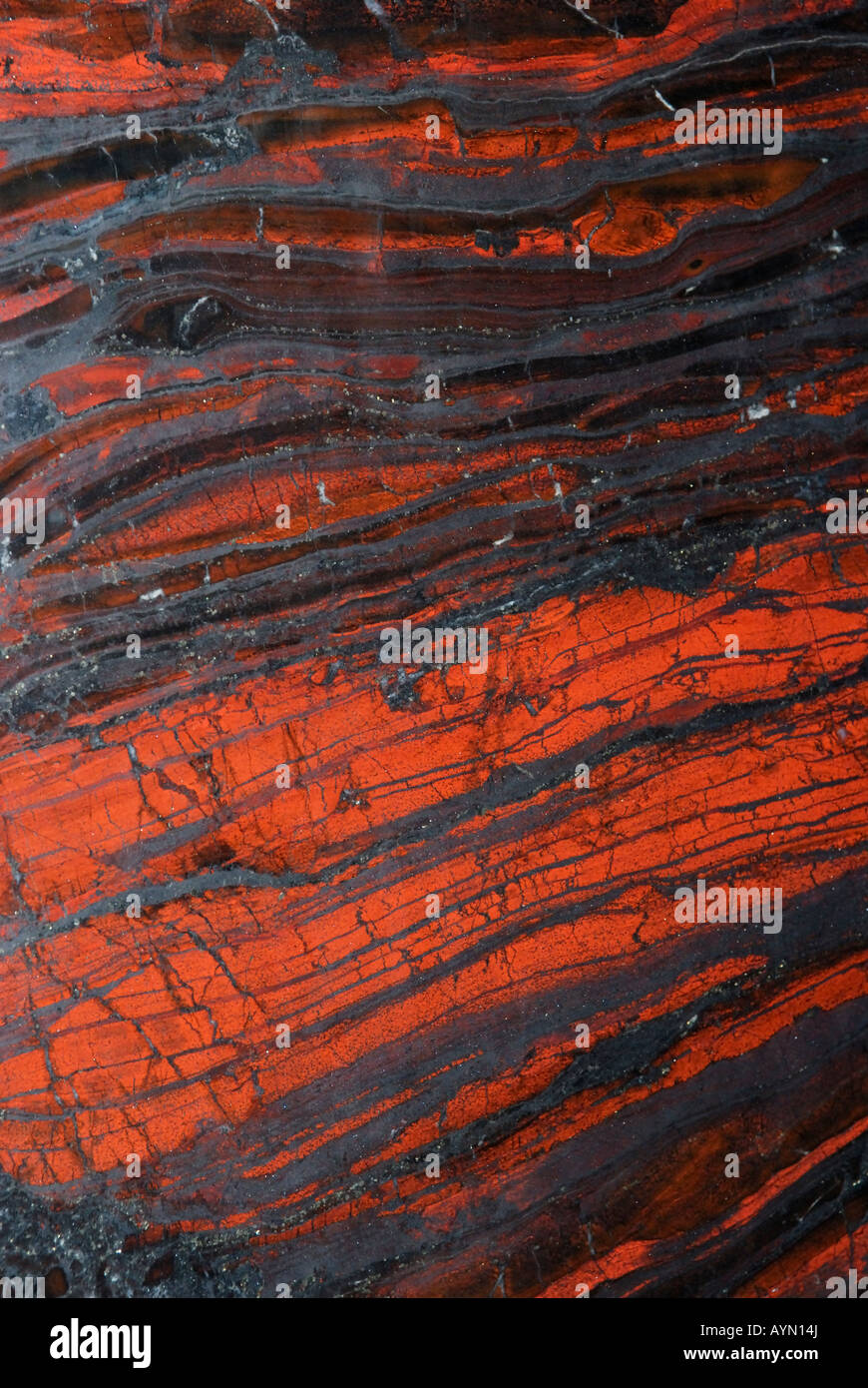 Rock mit Schichten aus rotem Jaspis und Eisen Magnetit Stockfoto