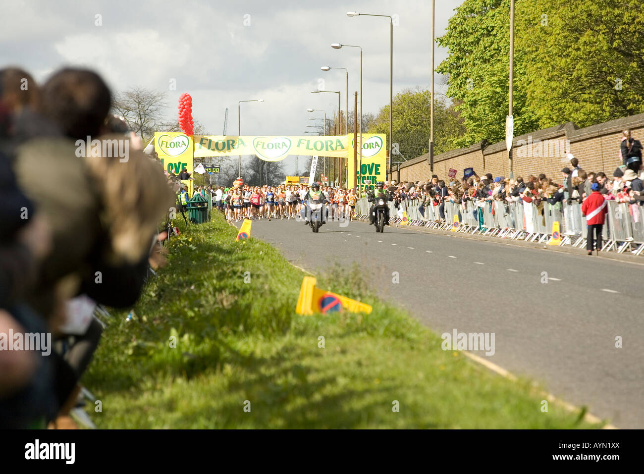 Die roten Start für den London Flora 2008 Marathon, Just außerhalb Greenwich Park, London, England. Stockfoto
