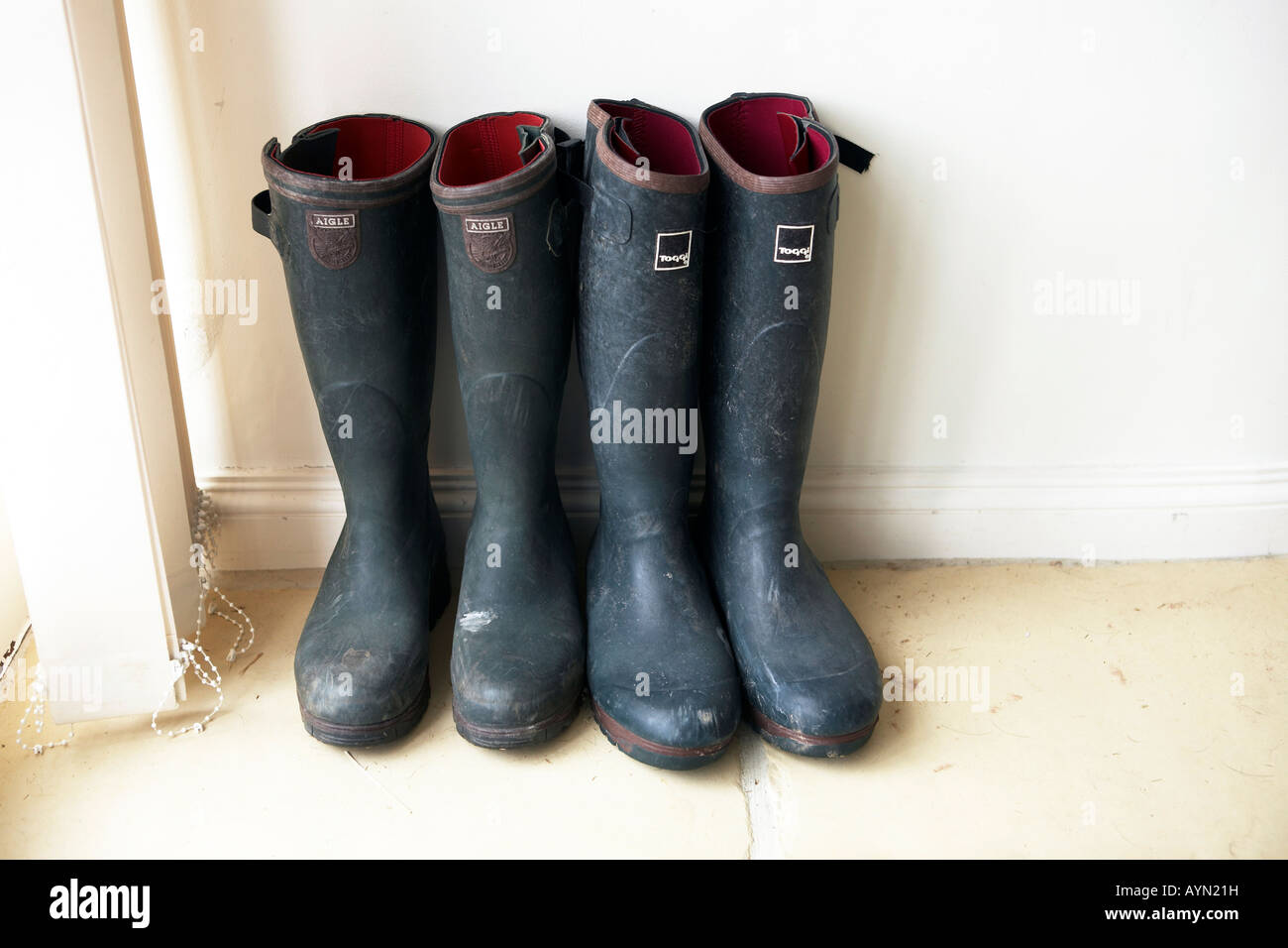 Zwei Paar Gummistiefel sitzen durch eine Hintertür Stockfoto