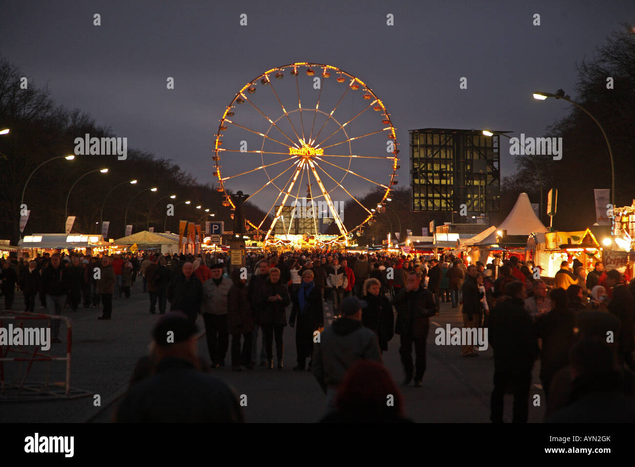 Europa Deutschland Deutschland Berlin Mitte Strasse Street Str Str. Des 17. Juni Silvester Neujahr s Eve Riesenrad Beobachtung Weel Stockfoto