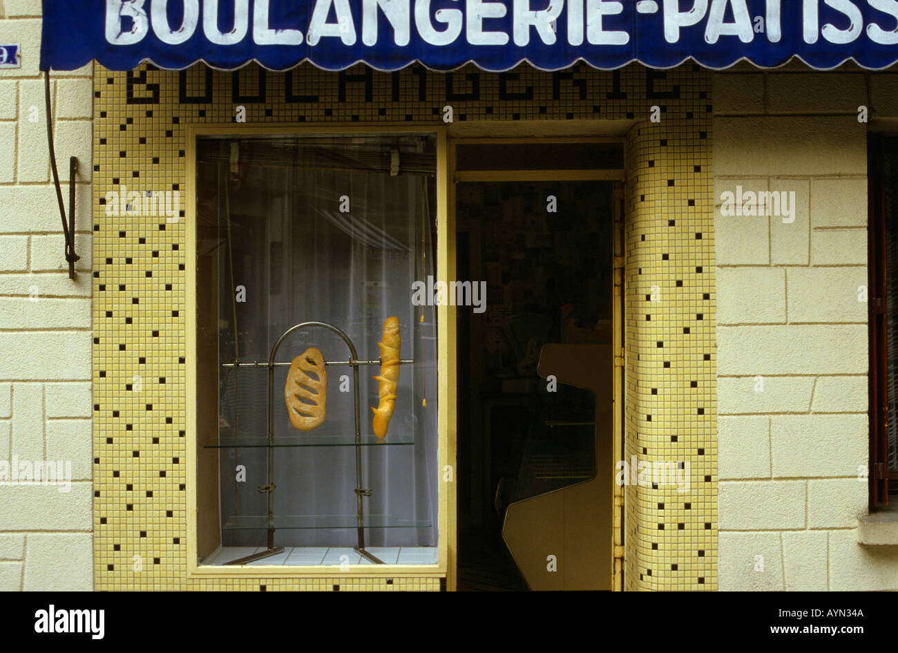 Fast leere Schaufenster eine französische Bäckerei Boulangerie Patisserie in Frankreich. Brot kann Kunst sein. Stockfoto