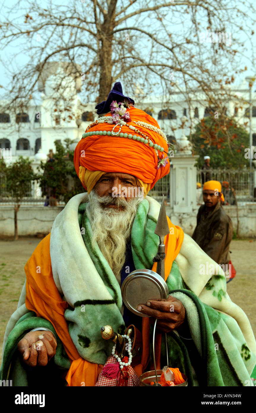 Porträt eines Sikh Nihang, aufgenommen am Goldenen Tempel in Amritsar, Punjab, Indien. Stockfoto
