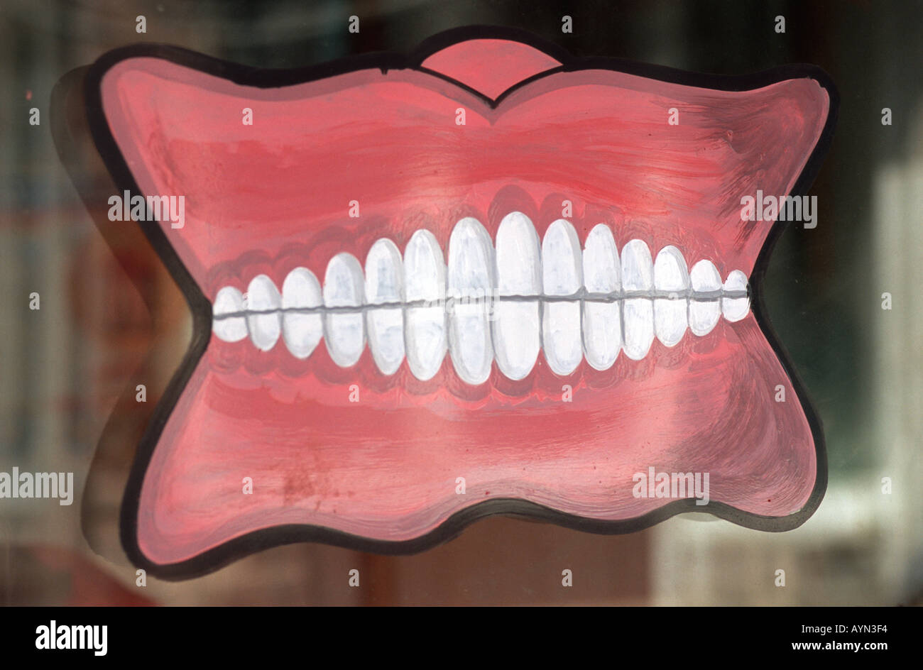 Melden Sie Lächeln, Zahnersatz gemalt, auf einem Zahnarzt-Schaufenster in Kathmandu Nepal. Stockfoto