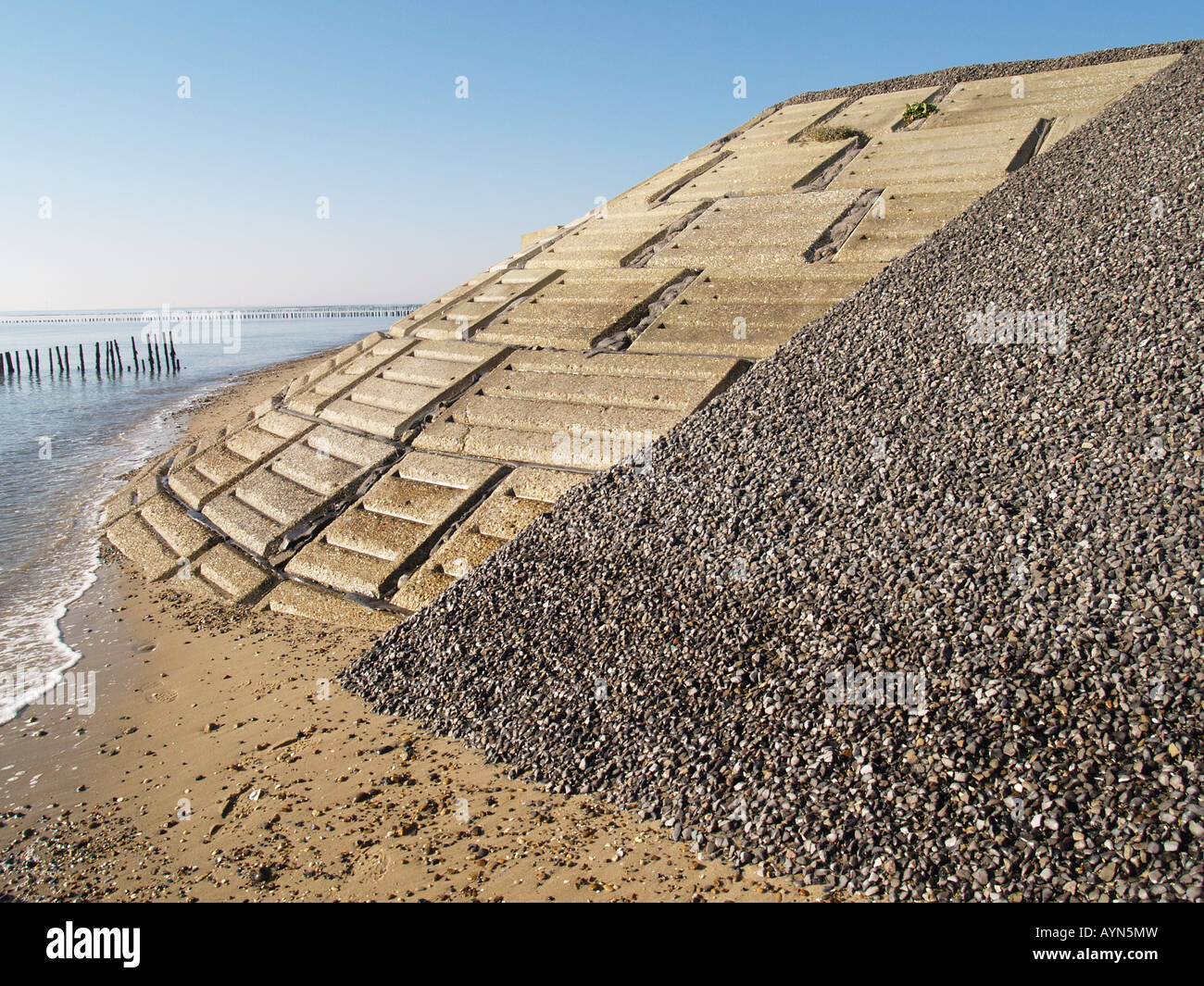 künstlichen Strand Klippe Rand Meer Erosion Verteidigung Stockfoto