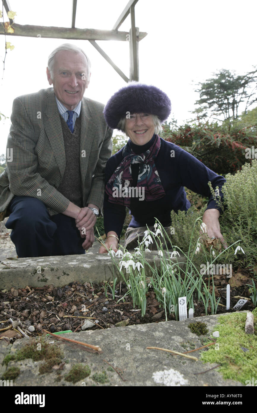 Sir Henry und Lady Carolyn Elwes im Colesborne Park, eines der größten Schneeglöckchen-Garten in England. Stockfoto