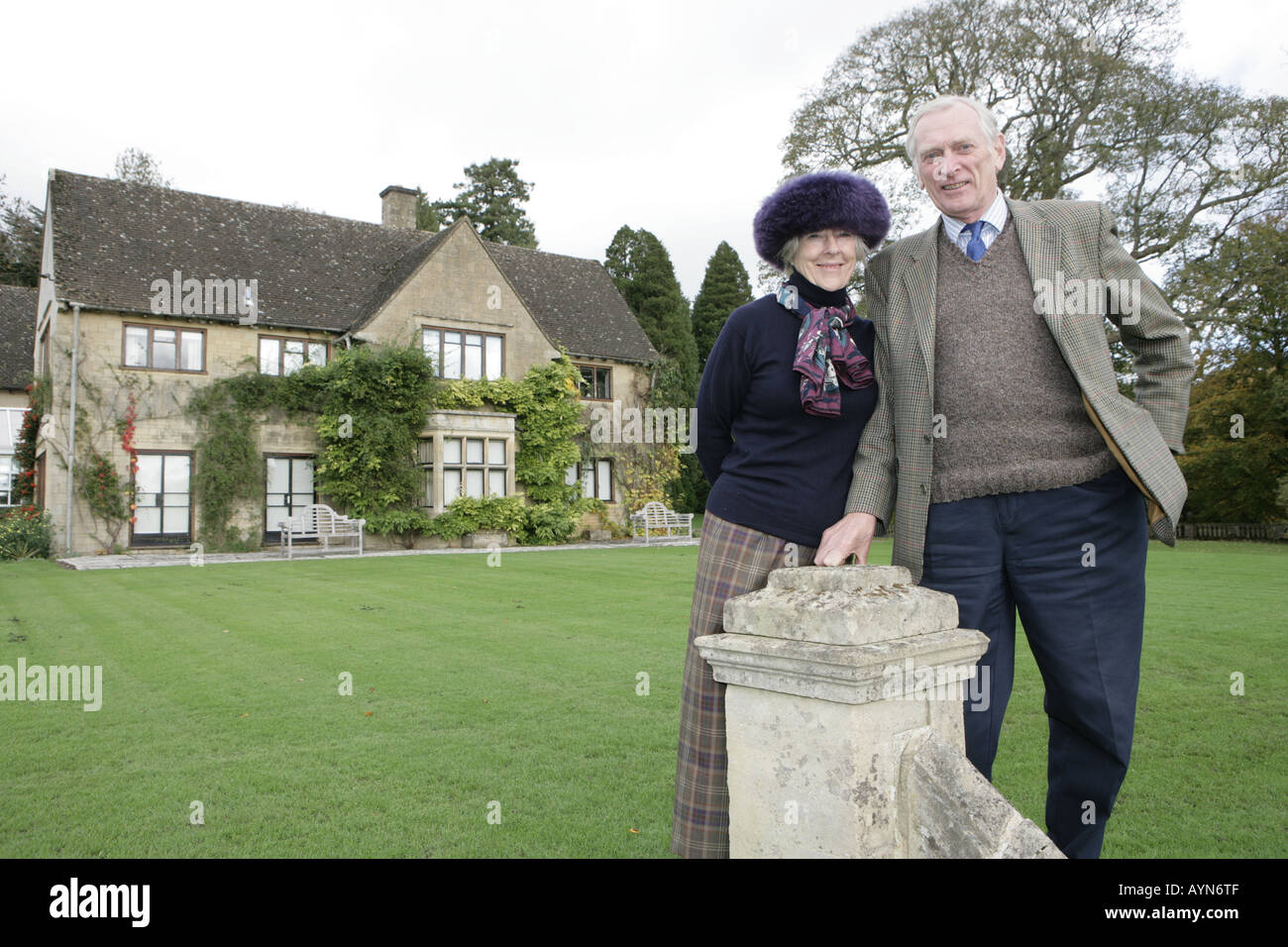 Sir Henry und Lady Carolyn Elwes im Colesborne Park, eines der größten Schneeglöckchen-Garten in England. Stockfoto