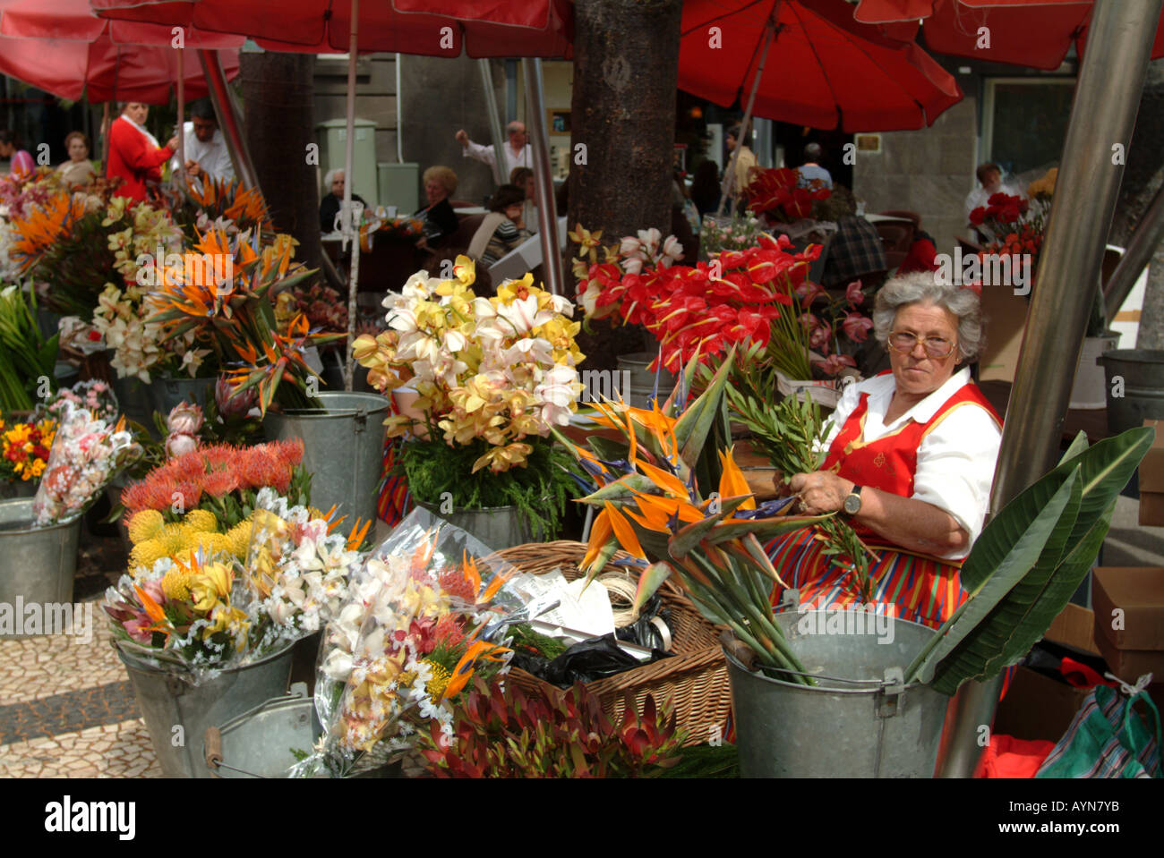Blumenverkäuferin in den Mercado Dos Lavradores, Funchal, Madeira, Portugal. Stockfoto