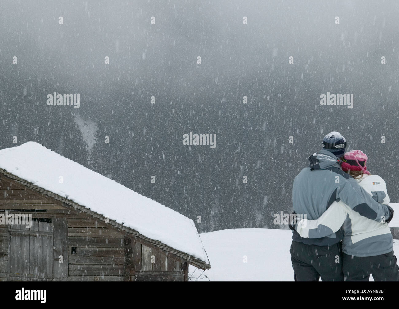 paar im Schneesturm Rücken Stockfoto