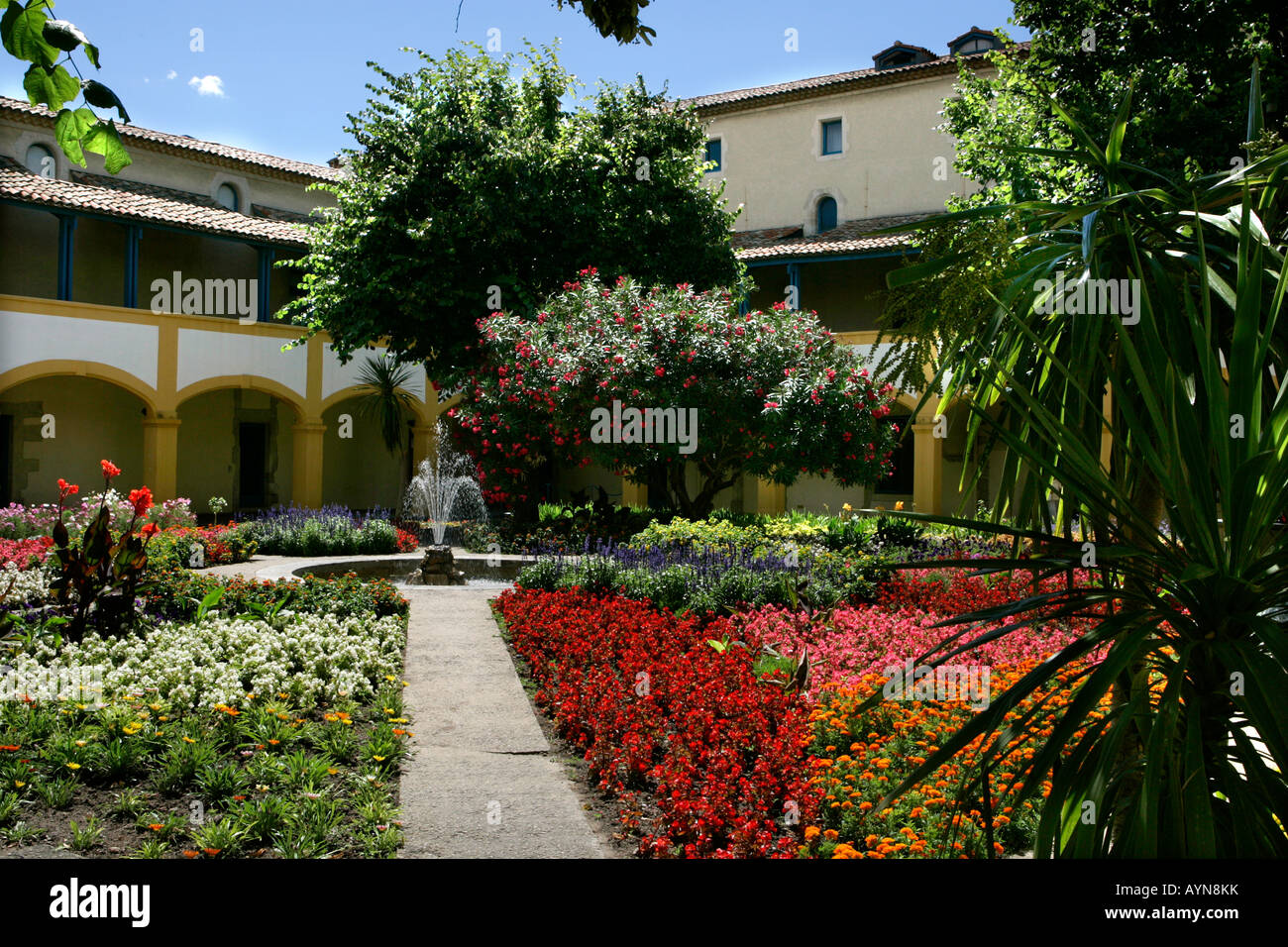 Gärten von Espace Van Gogh, dem ehemaligen Krankenhaus, wo Van Gogh ein Patient, Arles, Provence, Frankreich war Stockfoto