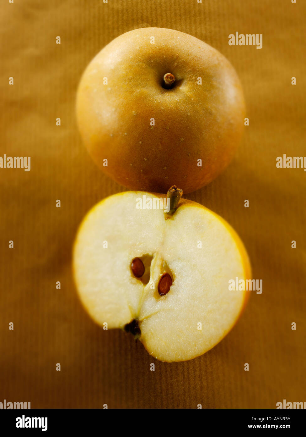 Bio-Russet Apfel geschnitten und ganz Stockfoto