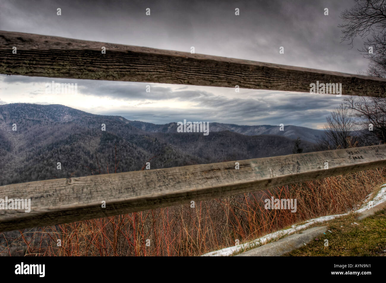 Great Smoky Mountains Berg hohe Wolken trüben Rahmen Rahmung Landschaft Natur Tennessee Büsche Stockfoto