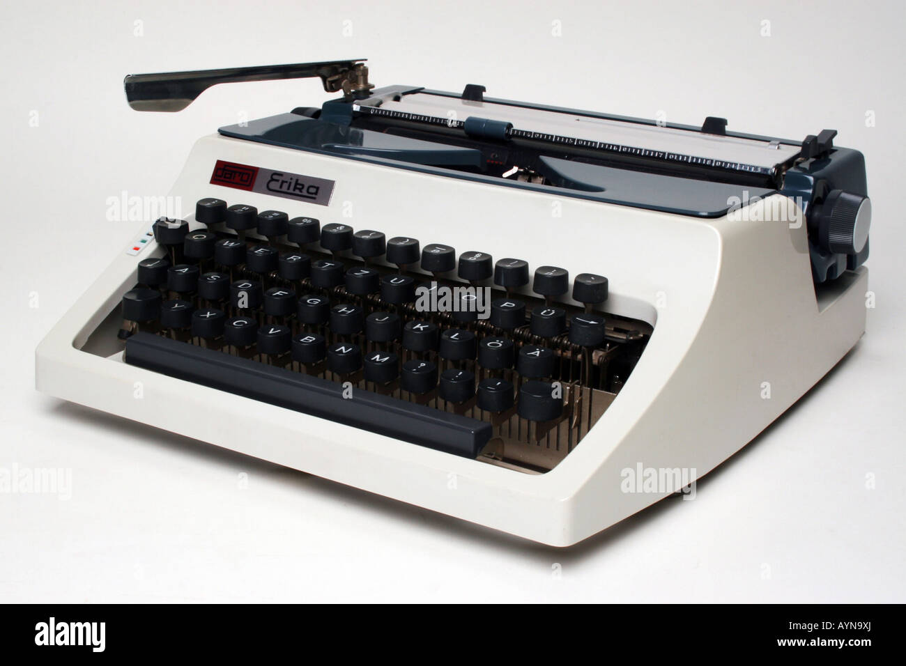 Technik, Schreibmaschinen/Chiffriermaschinen, tragbare Schreibmaschine Erika Typ 32, hergestellt vom Kombinat Schreibmaschinenwerk Dresden, 1966, Design: Gerhard schöne, DDR, Deutsche Demokratische Repuplic, Büro, Daro, robotron, Schoene, Schone, historisch, 20. Jahrhundert, 1960er Jahre, Stockfoto