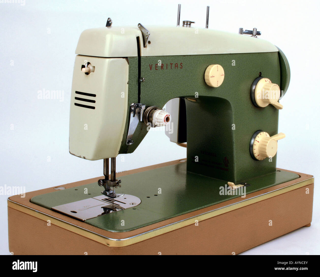 Haushalt, Haushaltsgeräte, elektrische Nähmaschine Veritas 8014/22,  produziert vom Kombinat Textilma Naehmaschinenwerk Wittenberge, DDR, 1960er  Jahre Stockfotografie - Alamy