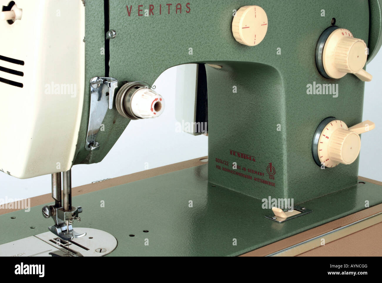 Haushalt, Haushaltsgeräte, elektrische Nähmaschine Veritas 8014/22, Detail,  produziert vom Kombinat Textil-Naehmaschinenwerk Wittenberge, DDR, 1960er  Jahre Stockfotografie - Alamy