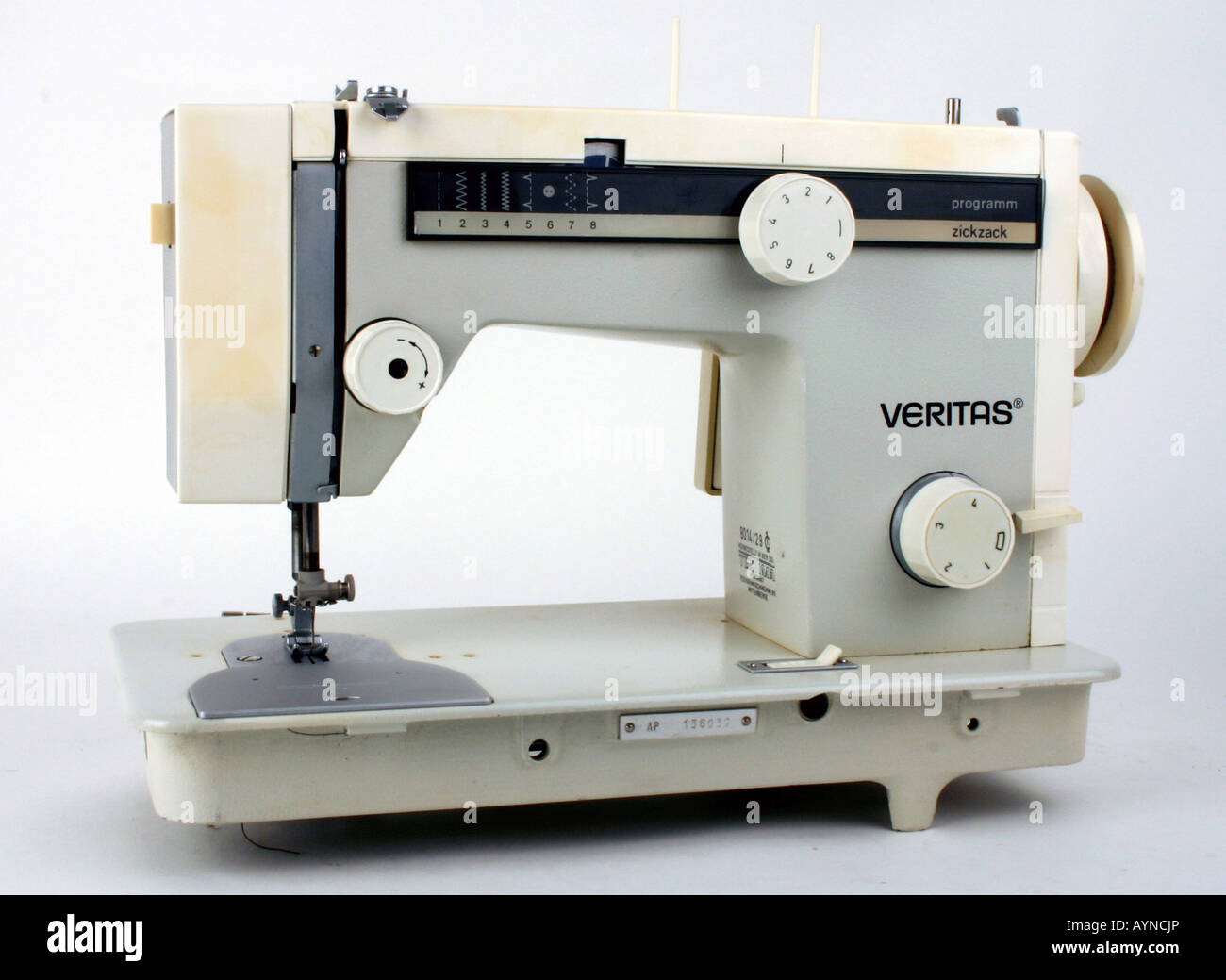 Haushalt, Haushaltsgeräte, elektrische Nähmaschine Veritas 8014/29, produziert vom Kombinat Textilma Naehmaschinenwerk Wittenberge, DDR, 1970er Jahre, Stockfoto