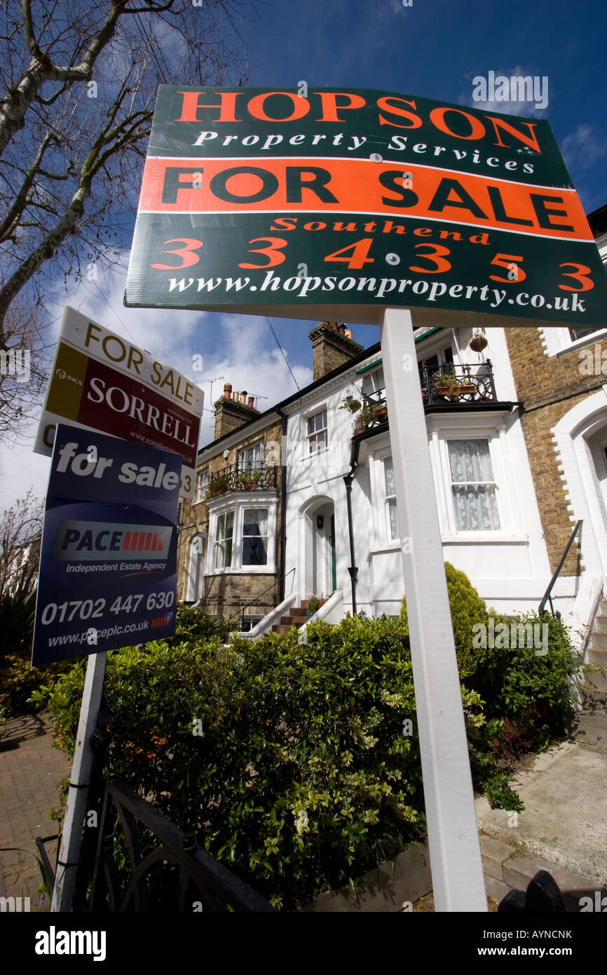 Immobilienpreise, Immobilien-Makler-Plakate auf Immobilien Wohnungen und Häuser für Verkauf Southend auf Meer Essex Stockfoto