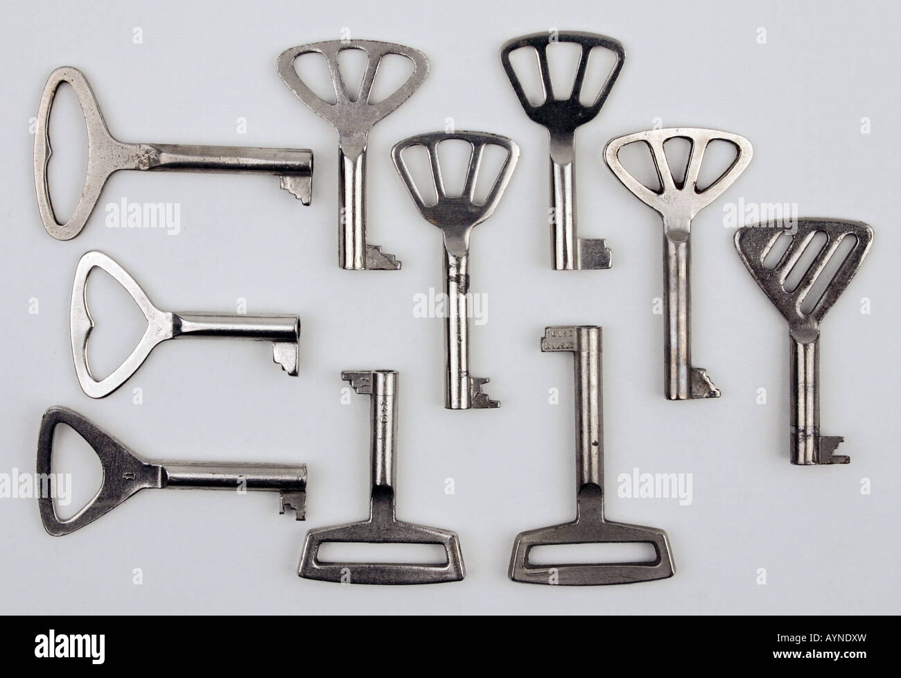 Haushalt, Schlüssel, Schrank und Schrankschlüssel, hergestellt vom Kombinat  Schloss- und Metallwaren Brandenburg, DDR, 1956 Stockfotografie - Alamy