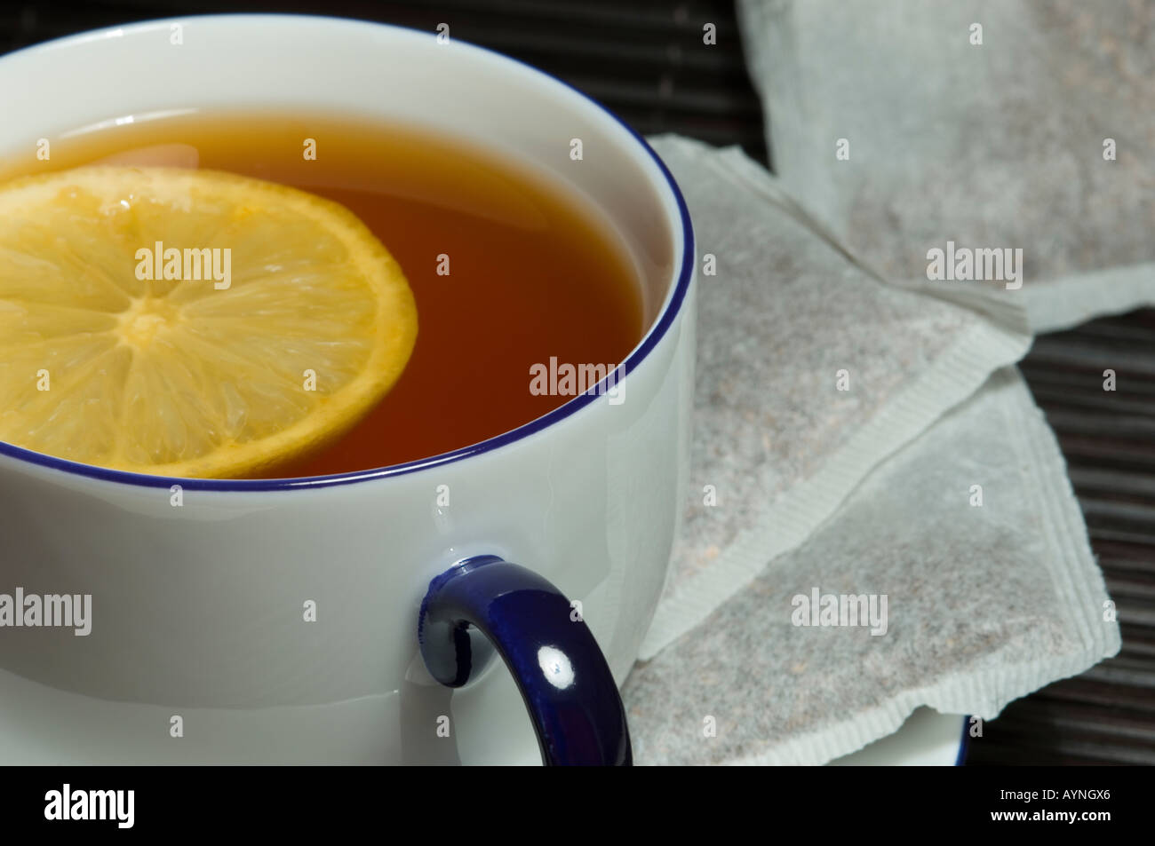 Nahaufnahme von Zitronenscheiben in einer Tasse Tee Stockfoto