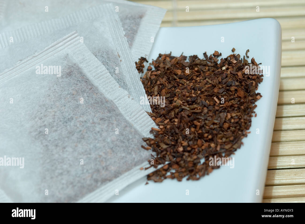 Lose Redbush Tee und Teebeutel Stockfoto, Bild 9800114 Alamy