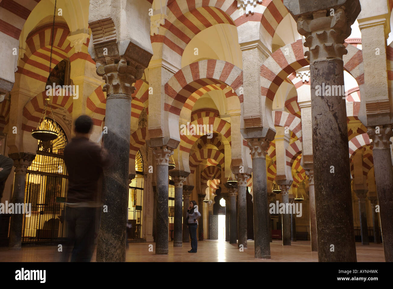 Touristen die inneren Spalten in der Kathedrale von Cordoba. Córdoba, Andalusien, Spanien Stockfoto