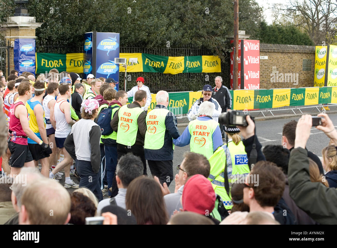 Die roten Start für den London Flora 2008 Marathon, Just außerhalb Greenwich Park, London, England. Stockfoto