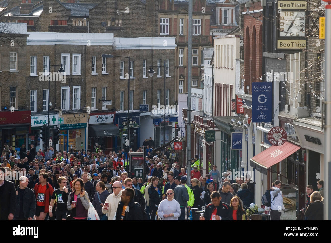 Am London Marathon Day kommen viele Läufer zum Start des Laufens. Das ruhige Vale, Blackheath Village, South SE21 London UK 2008 2000s Stockfoto