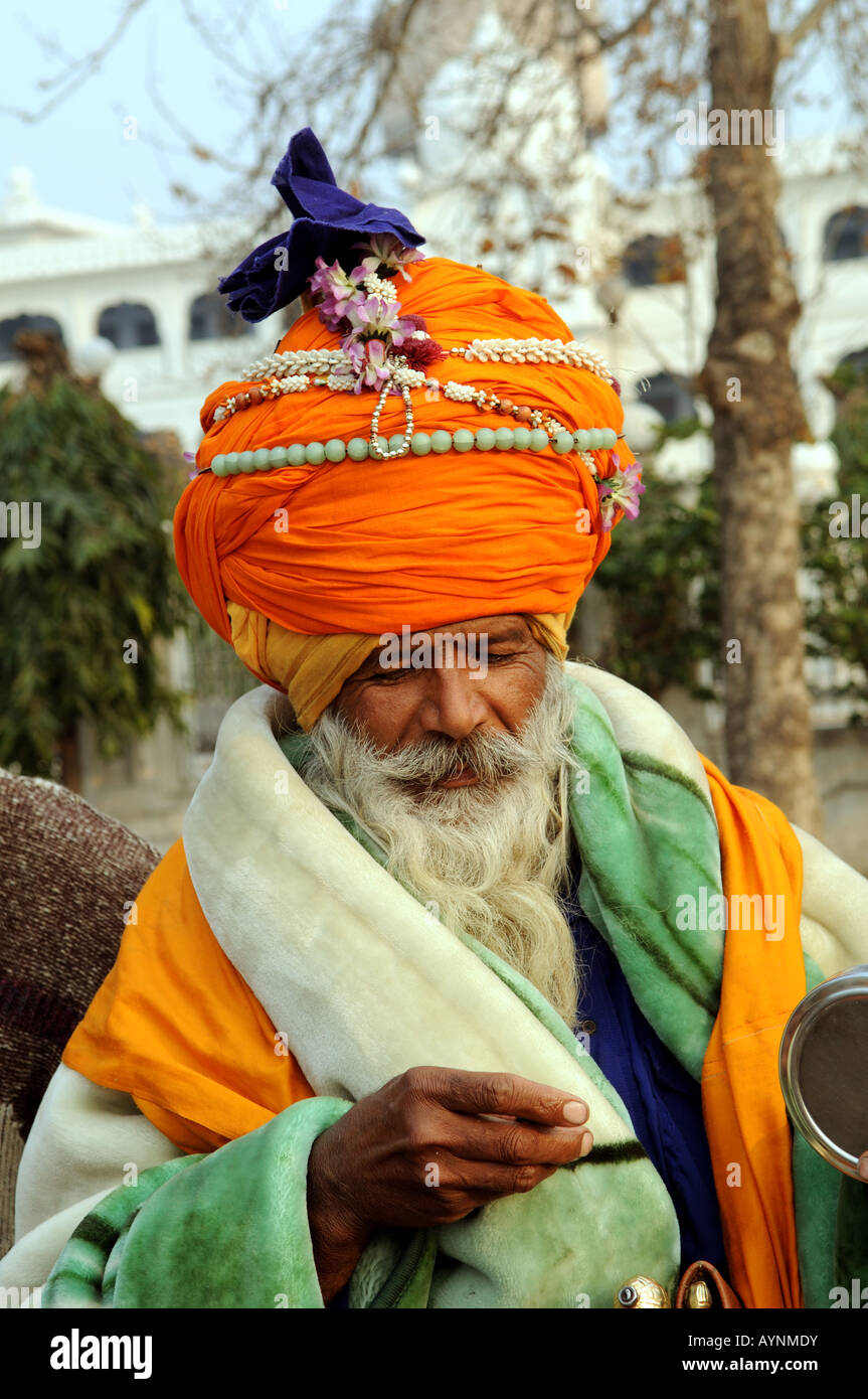 Porträt eines Sikh Nihang, aufgenommen am Goldenen Tempel in Amritsar, Punjab, Indien. Stockfoto