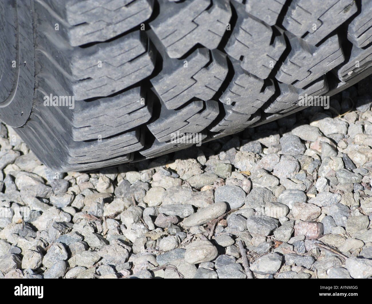 LKW-Reifen auf einem Schotterweg. Stockfoto