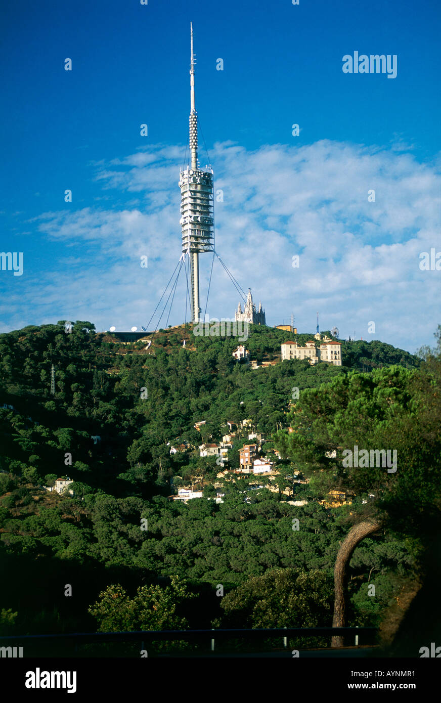 Tibidabo Torre de Collserola erhebt sich über den Bäumen Stockfoto