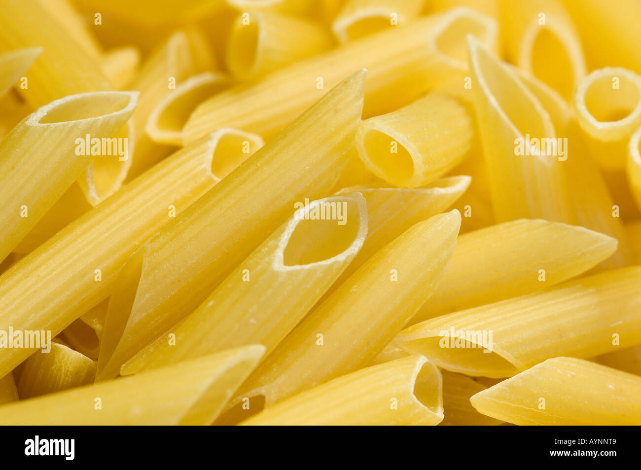 Nahaufnahme von ungekochten rohen Pasta-Röhrchen in Penne-Form Stockfoto