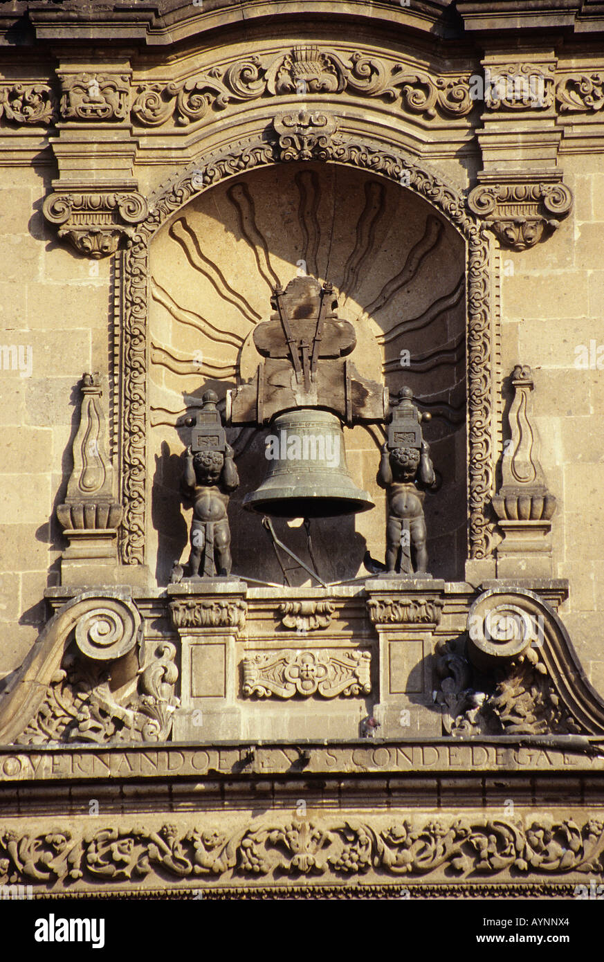 Die Freiheit Glocke geläutet Unabhängigkeit Führers M Hidalgo im Jahr 1815 auf der Außenseite des Nationalpalastes Gehäuse die Regierungsbüros und Archiven auch die monumentalen Wandmalereien von Diego Rivera 1886 1957, die fünf Jahrhunderte der Geschichte Mexikos Stockfoto