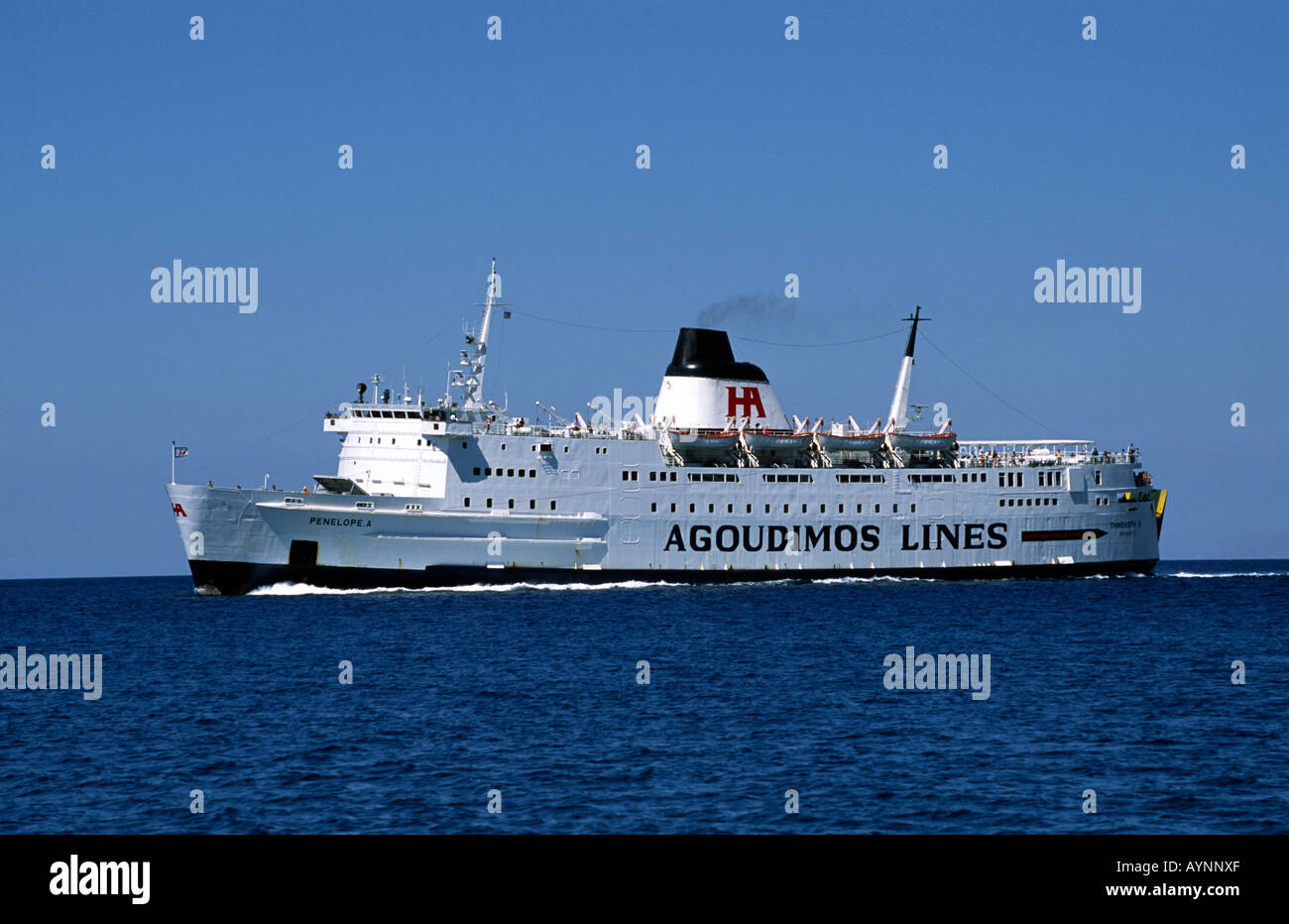 Die Penelope A Agoudimos Lines kommt in Tinos in der griechischen Ägäis-Inseln Stockfoto