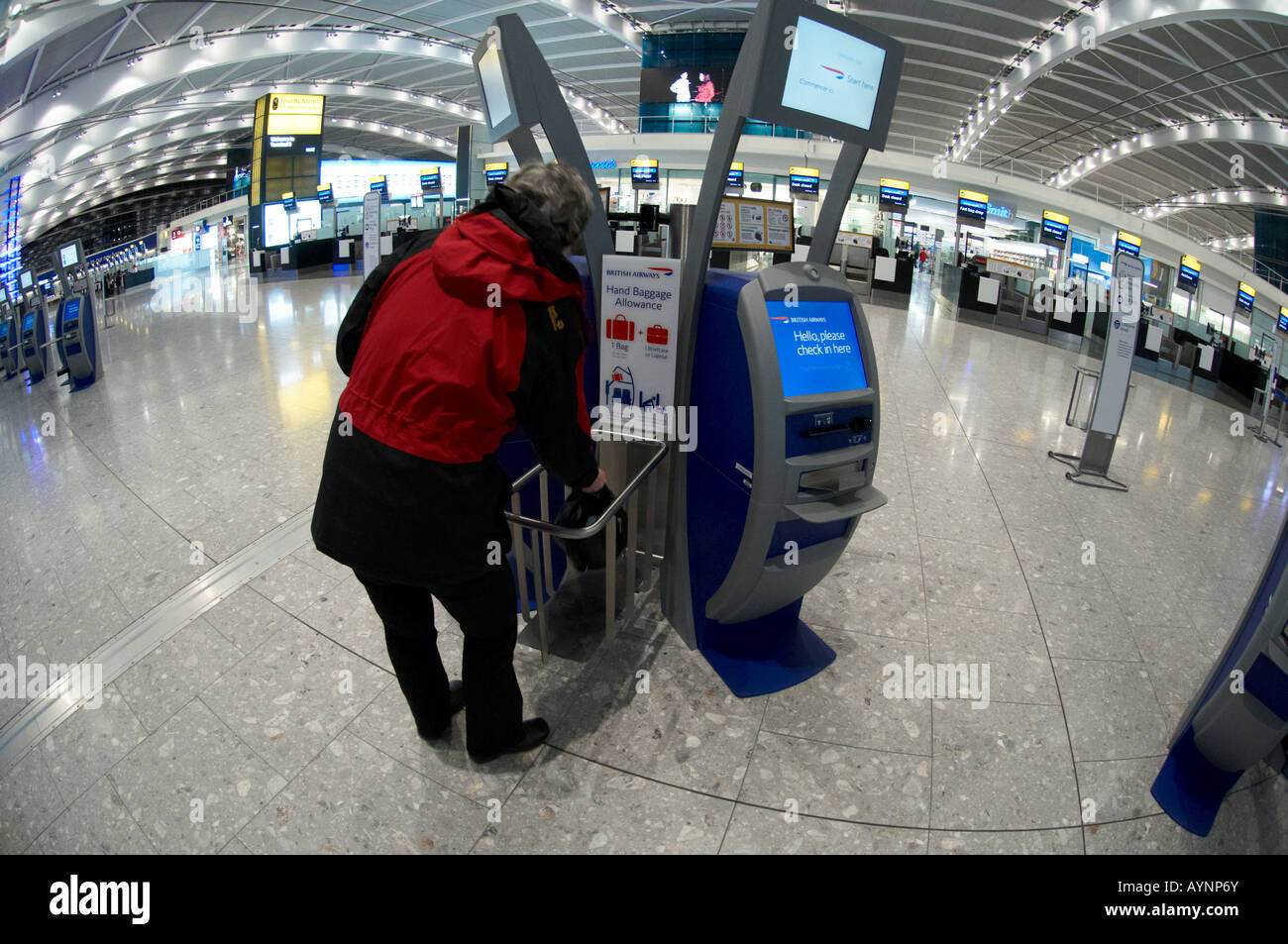 Passagier Check-Carry auf Gepäck Größe in Heathrow Terminal 5 Stockfoto