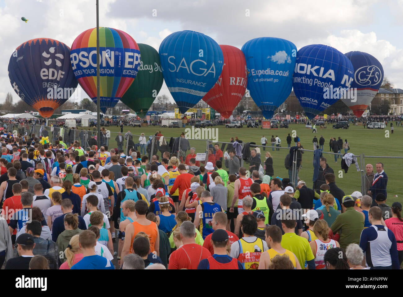 London Marathon Blackheath South London SE21 UK Sports Sponsoring Läufer warten auf den Start des Laufens. 2008 2000er Jahre HOMER SYKES Stockfoto
