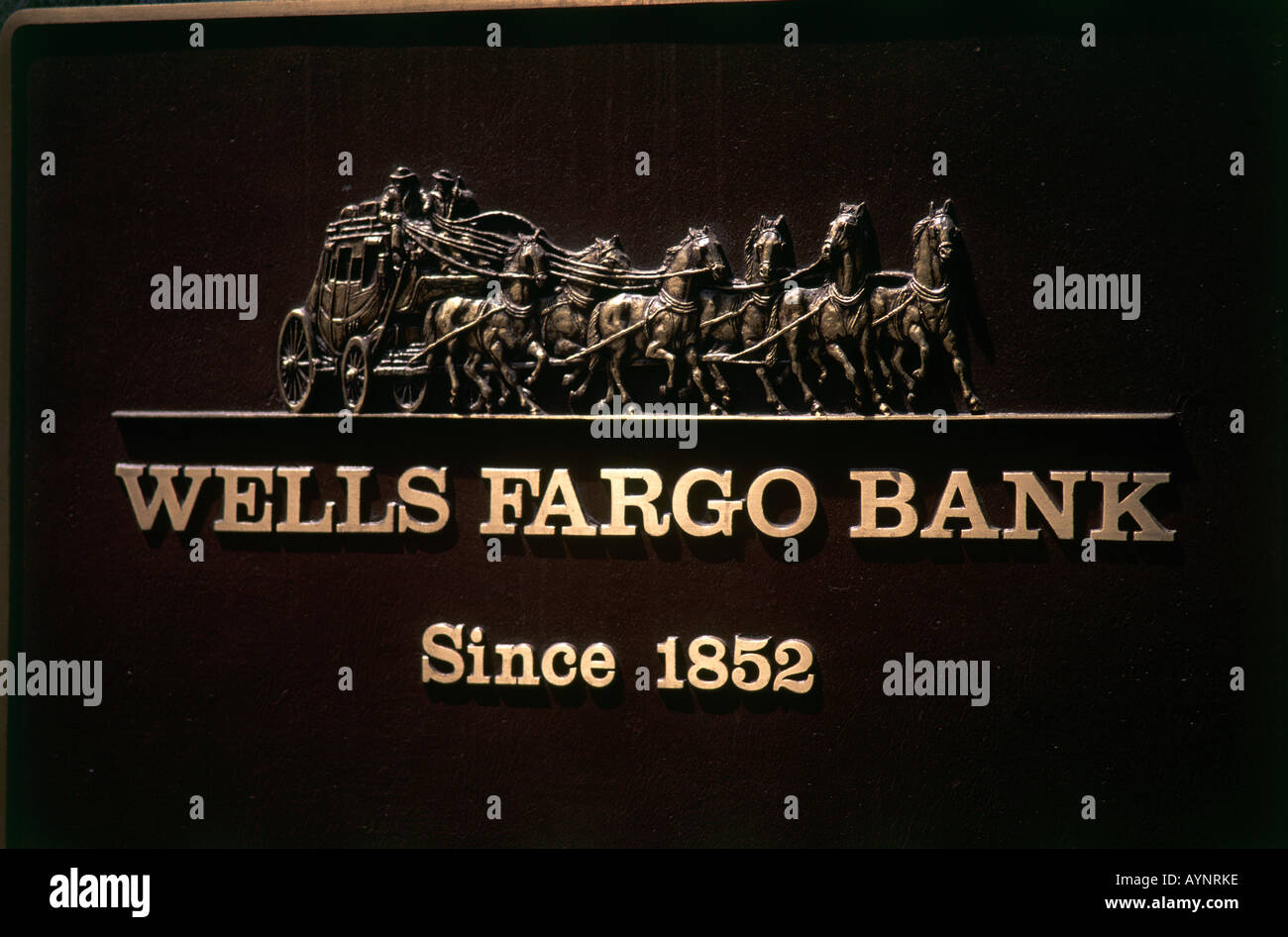 photo Wells Fargo Logo Black https www alamy de goldenem schriftzug auf schwarzem hintergrund und ein beispiel fur eine postkutsche die von einem team von pferden gezogenen markiert die wells fargo bank gegrundet 1852 als eine naturliche entwicklung von der firma s gold versand und lagerung dienstleistungen san francisco image9801341 html