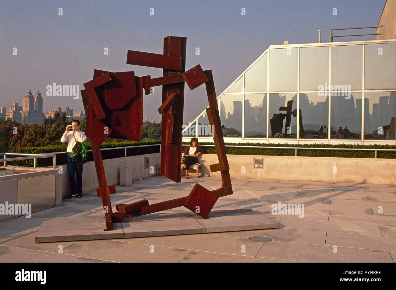 Besucher bewundern die Aussicht vom erhöhten Außenbereich im Metropolitan Museum of Art, wo eine moderne Skulptur steht mit Blick auf die Umgebung des Museums New York Stockfoto